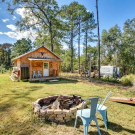 Angler’s Getaway! ‘Rustic Cabin’ on Lake Eufala，位于Abbeville的酒店