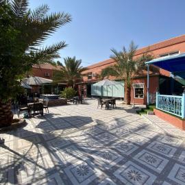 فندق ادوماتو ADOMATo HOTEl，位于Dawmat al Jandal的酒店