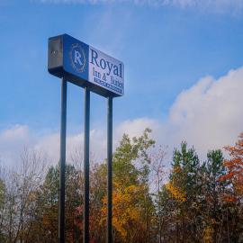 Royal Inn & Suites，位于亚克朗的酒店