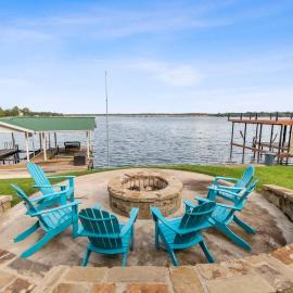 Lakefront retreat, hot tub, pets，位于Mabank的酒店