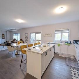 Stylish 5-Bedroom Retreat Near Port Dover and Turkey Point Beach，位于锡姆科的酒店
