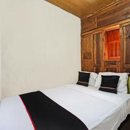 Lembah Mbalong Resort Mitra RedDoorz Near Exit Tol Singosari，位于Blimbing的酒店