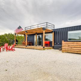 Remote Strawn Container Home w/ Hot Tub!，位于Strawn的酒店