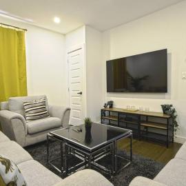 Downtown Prestige: Parking, King Bed, Sleeps 6