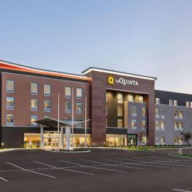 La Quinta Inn & Suites by Wyndham Mount Laurel Moorestown，位于劳雷尔山的酒店