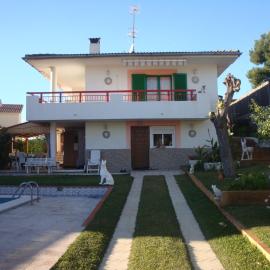 Piso superior tranquilo terraza y vistas A 45 min de Barcelona，位于库尼特的酒店