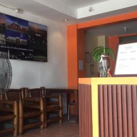 RedDoorz at Rio Bella Lacson St Bacolod，位于巴科洛德的酒店