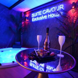 Suite Cavour Exclusive House Private Luxury SPA - IN THE HISTORICAL CENTER，位于布林迪西的酒店