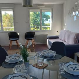 Au calme, avec jardin et proches des sites touristiques，位于瓦讷的酒店