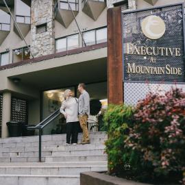 Mountain Side Hotel Whistler by Executive，位于惠斯勒的酒店
