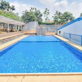 Papa Kana Farm Mitra RedDoorz At Pacet Mojokerto，位于Mojokerto的酒店