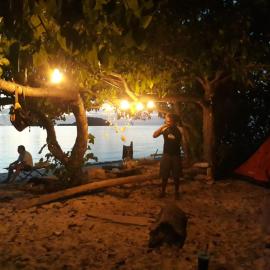 Boat & Camping Tour 17 Island Riung，位于Riung的酒店