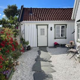 Idyllisk lite anneks med enestående uteplass，位于拉尔维克的酒店