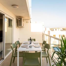 Modern 3BD Spacious Apartment with Terrace - Close to Yacht Marina，位于姆西达的酒店