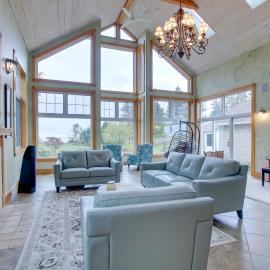 Lakefront Algoma Home w/ Deck, Grill & Fireplace，位于Algoma的酒店