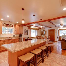 Cozy Cabin on 1 Acre in Premier Pine Neighborhood，位于Pine的酒店