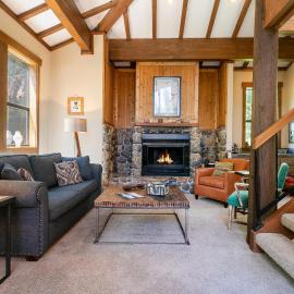 Alpine Escape by Tahoe Getaways - Shuttle to Ski Slopes & Fireplace，位于阿尔卑斯山草甸的酒店