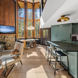 Birchwood Retreat by Tahoe Getaways - Newly Remodeled Pet Friendly Home in Alpine Meadows with Wood Fireplace, Hot Tub & Ski Shuttle!，位于阿尔卑斯山草甸的酒店