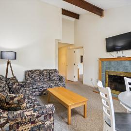 Cedarbrook Deluxe Two Bedroom Suite with outdoor heated pool 10304，位于基灵顿的酒店