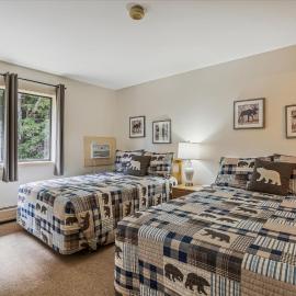Cedarbrook Two Double bed Standard Hotel room 217，位于基灵顿的酒店