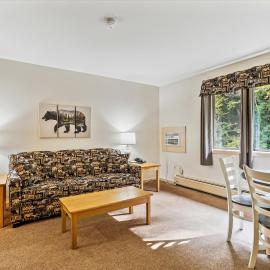 Deluxe one bedroom suite located on first floor with outdoor heated pool 11517，位于基灵顿的酒店