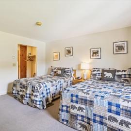 Cedarbrook Two Double bed Hotel Room with outdoor heated pool 216，位于基灵顿的酒店