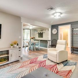 Deck + Dock Access: Lakefront Grove Cabin!，位于Grove的酒店