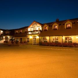 Hotel Karpatsky Dvor Lozorno，位于洛佐尔诺的酒店