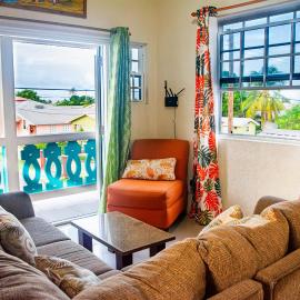 Cozy Modern Upstairs 2 Bed A/C Apt Near 2 Everything，位于圣菲利普的酒店