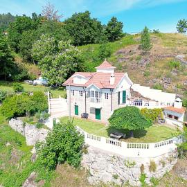 Casa dos Plátanos near the center of Amarante, Golf Course and Water Park.，位于阿马兰特的酒店