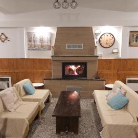 Ermis Hotel，位于Dhríza的酒店