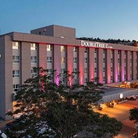 DoubleTree by Hilton - Kamloops，位于坎卢普斯的酒店