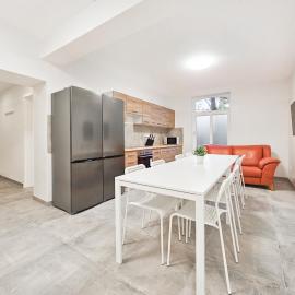 Tolstov Apartments - 3 , 4 and 5 Room Apartments - 20 Min zur Messe DUS，位于维利希的酒店