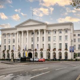 Queens Hotel Cheltenham，位于切尔滕纳姆的酒店