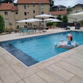 Logis hôtel restaurant les Carillons，位于Cransac的酒店