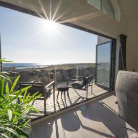 Stylish Coastal House with Stunning Ocean View，位于Borhaug的酒店