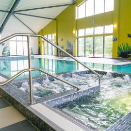 Camping Pods Hedley Wood Holiday Park，位于Bridgerule的酒店