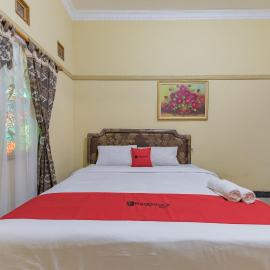 RedDoorz Syariah at Bumi Eyang Enin Homestay Tasikmalaya，位于打横的酒店