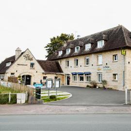 Logis Hotel Le Relais De La Poste Restaurant Le Fil du Temps，位于Thury-Harcourt的酒店