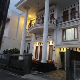 Homestay Omah Putih，位于Bendo的酒店