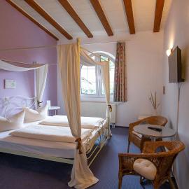 Hotel Schlosshof Dolgesheim，位于Dolgesheim的酒店