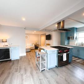 Charming Hyannis 3 Bed 2 Bath，位于巴恩斯特布尔的酒店