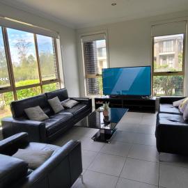 5 bedroom luxurious house in Marsden Park，位于Schofields的酒店