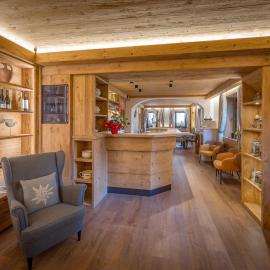 Il Cavallino - Albergo & Appartamenti，位于萨帕达的酒店