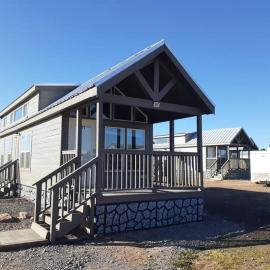 093 Star Gazing Tiny Home nr Grand Canyon South Rim Sleeps 8，位于瓦莱的酒店