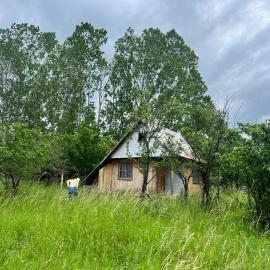 Kazanlak Cottage Shelter Country House with 1 Room and 1 Attic - No electricity, No Water, with Outhouse，位于卡赞勒克的酒店