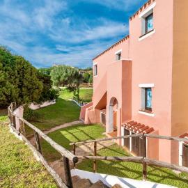 Villas with air conditioning and shared pool, just a few minutes from La Pelosa beach，位于Cuile Pazzoni的酒店
