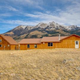 Yellowstone Lodge w/ Game Room & Panoramic Views，位于Emigrant的酒店