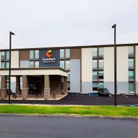 Comfort Inn & Suites Wyomissing-Reading，位于怀俄米兴的酒店