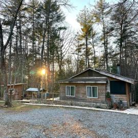 Beautiful & peaceful cabin w/ deck garden & fire-pit，位于墨菲的酒店